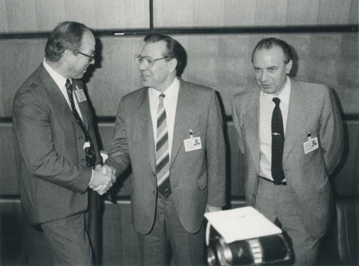 Archives de l'AIEA, conférence de presse tenue lors du Post-Accident Review Meeting on the Chernobyl accident : Hans Blix, directeur général de l'AIEA (à gauche), serre la main de M. V.A. Legasov, premier directeur adjoint de l'Institut de l'énergie atomique Kurchatov, URSS. 1986, Katholitzky, Stefan (copyright), IAEA-ARC-AV-PH-01-02-A2789-003.