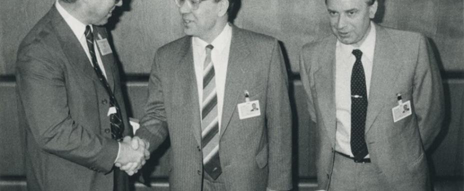 Archives de l'AIEA, conférence de presse tenue lors du Post-Accident Review Meeting on the Chernobyl accident : Hans Blix, directeur général de l'AIEA (à gauche), serre la main de M. V.A. Legasov, premier directeur adjoint de l'Institut de l'énergie atomique Kurchatov, URSS. 1986, Katholitzky, Stefan (copyright), IAEA-ARC-AV-PH-01-02-A2789-003.