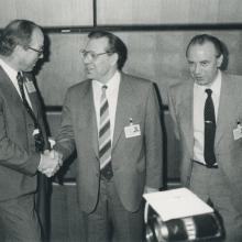 Archives de l'AIEA, conférence de presse tenue lors du Post-Accident Review Meeting on the Chernobyl accident : Hans Blix, directeur général de l'AIEA (à gauche), serre la main de M. V.A. Legasov, premier directeur adjoint de l'Institut de l'énergie atomique Kurchatov, URSS. 1986, Katholitzky, Stefan (copyright), IAEA-ARC-AV-PH-01-02-A2789-003.